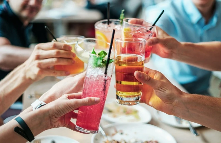 お洒落なバルで楽しむ、人気の美味しいお酒と特別なひとときを！